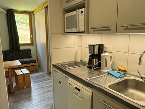 Kylskåp, diskmaskin, kaffe- och tebryggare och brödrost