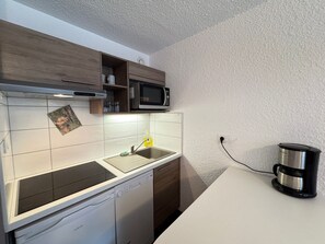 Fridge, microwave, dishwasher, cookware/dishes/utensils