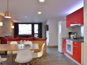 Fridge, dishwasher, coffee/tea maker, toaster