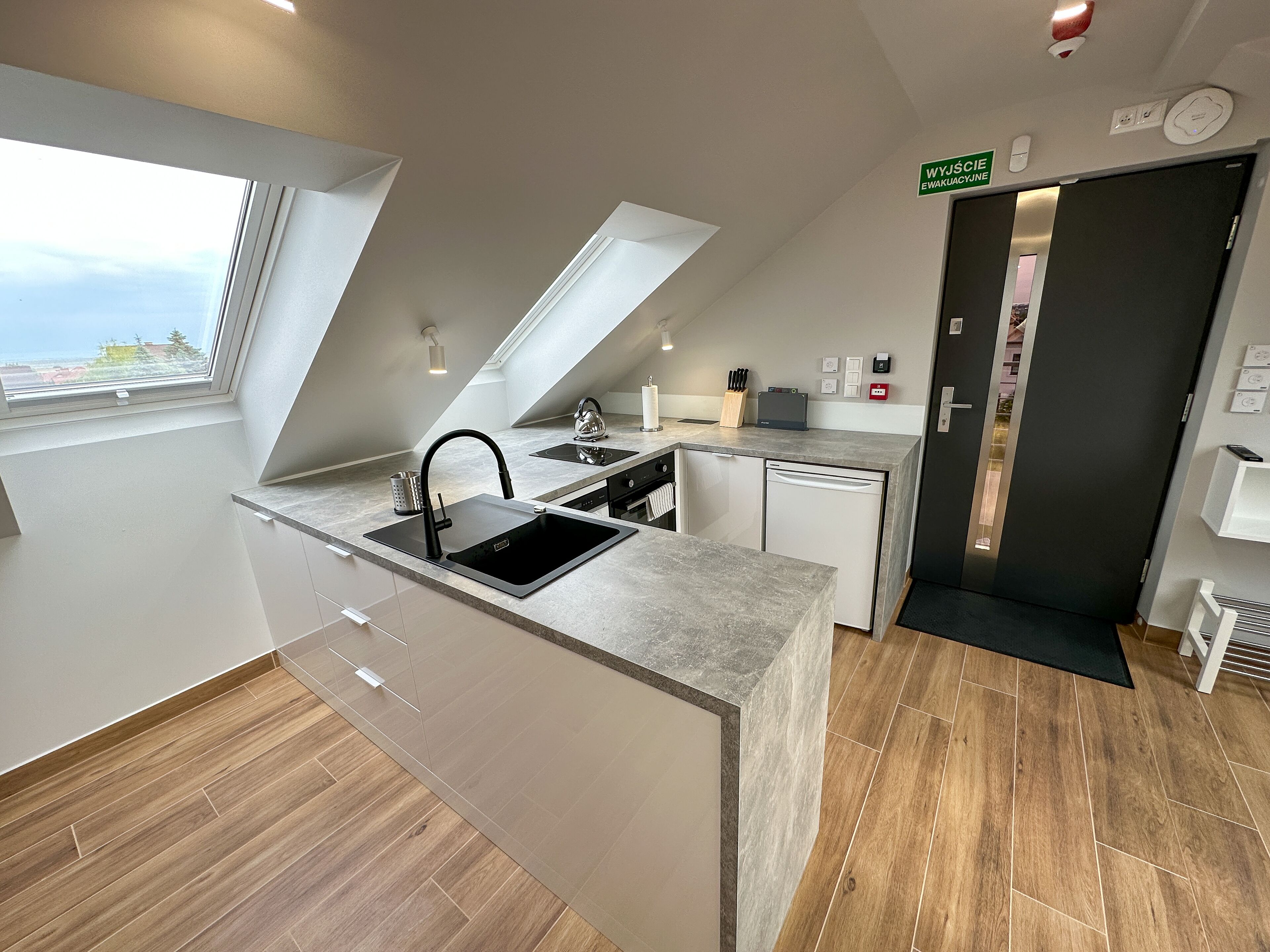 Standard Apartment | Private kitchen | Full-sized fridge, oven, stovetop, cookware/dishes/utensils