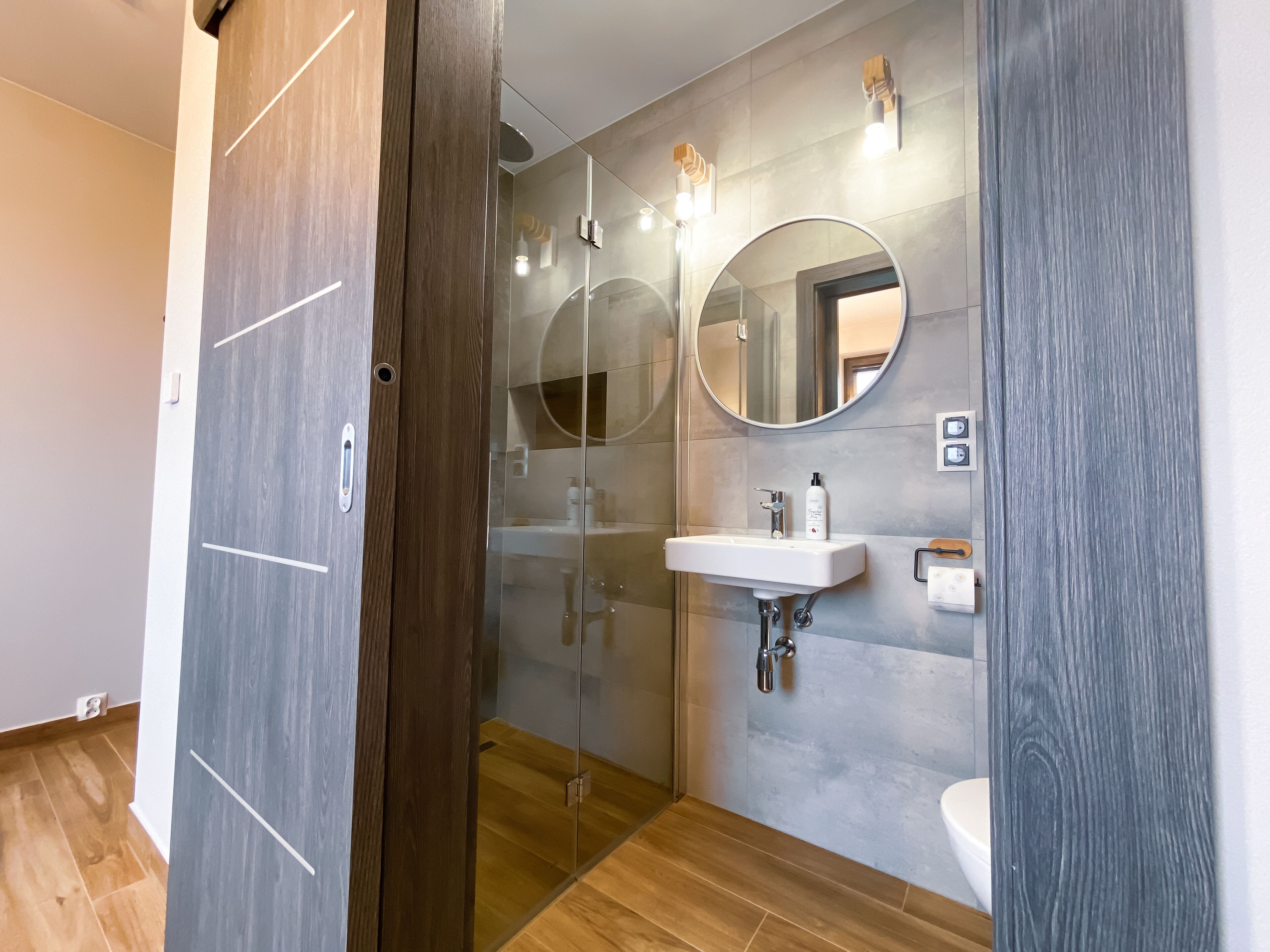 Kamar Double Basic | Kamar mandi | Shower, pancuran hujan,  dan lantai berpemanas