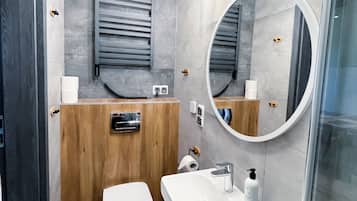 Shower, pancuran hujan, dan lantai berpemanas