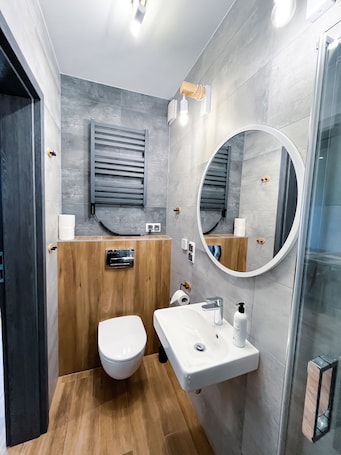 Shower, rainfall showerhead, heated floors. Pod Czwórką