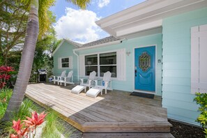 Terrace/patio - Great Family Home, Pool, and Ping Pong Table, Near the Beach - Beach Side Babe (Lido Key)
