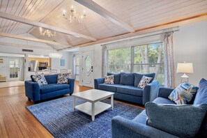 Smart-tv, een tafeltennistafel en boeken