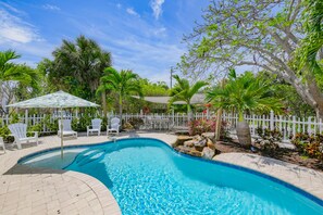 A heated pool - Great Family Home, Pool, and Ping Pong Table, Near the Beach - Beach Side Babe (Lido Key)