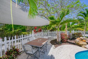 Outdoor dining - Great Family Home, Pool, and Ping Pong Table, Near the Beach - Beach Side Babe (Lido Key)