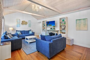 Smart-tv, een tafeltennistafel en boeken