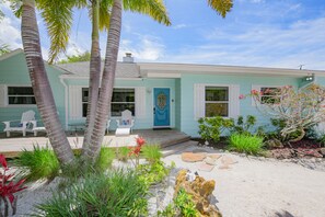 Exterior - Great Family Home, Pool, and Ping Pong Table, Near the Beach - Beach Side Babe (Lido Key)