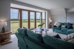 32-英寸智能电视 （配备有线频道）、电视