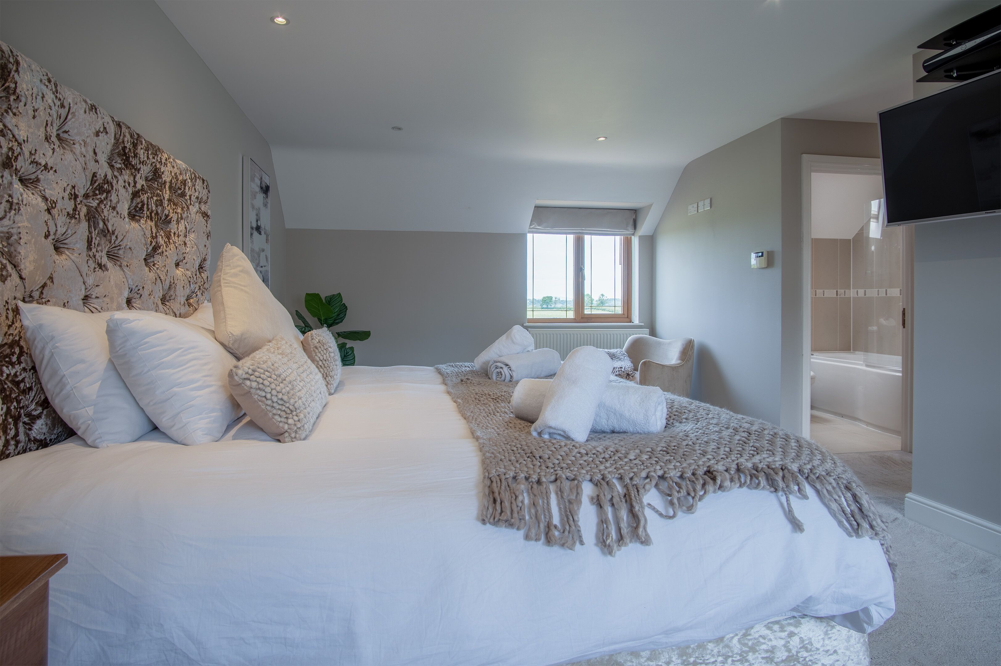 4 bedrooms, iron/ironing board, free WiFi, bed sheets