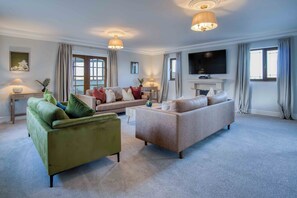 32-英寸智能电视 （配备有线频道）、电视