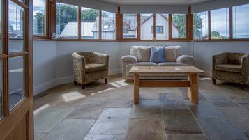 Smart TV 32-inci dengan saluran TV kabel dan TV