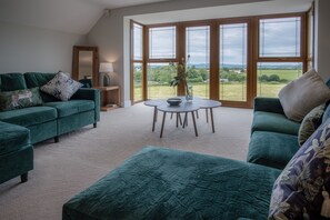 独立别墅 (4 Bedrooms) | 起居区 | 32-英寸智能电视 （配备有线频道）、电视