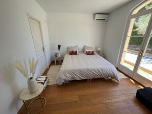 4 bedrooms, desk, iron/ironing board, travel crib