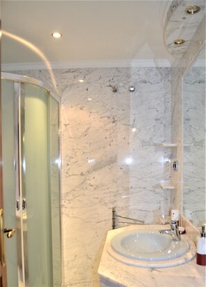 Bruser, boblebadekar, hårtørrer, bidet