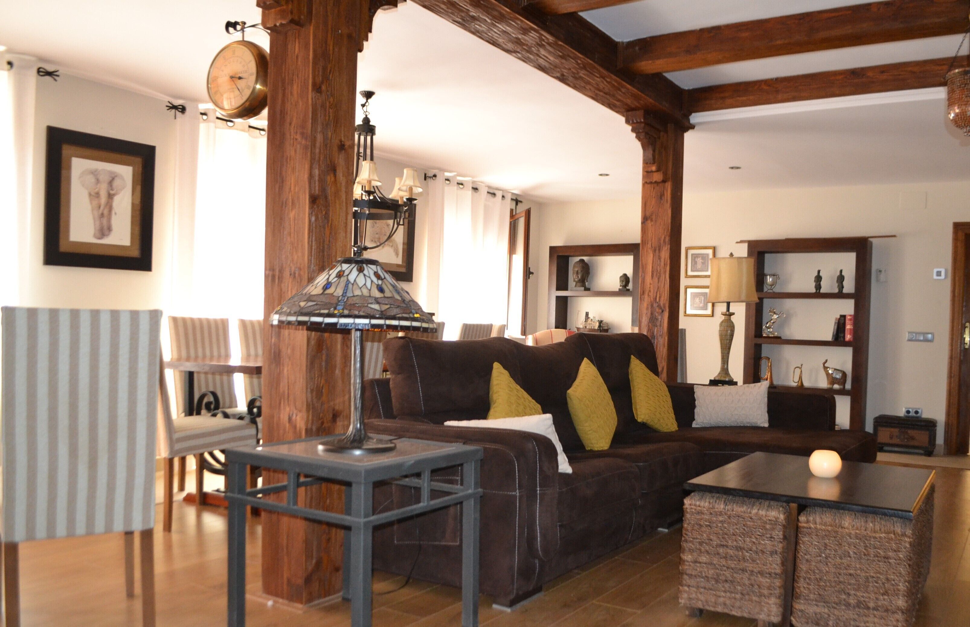 Televisión, chimenea y libros 