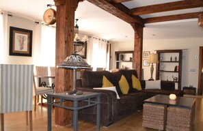 电视、壁炉、书