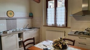 Fridge, microwave, stovetop, dishwasher - In the heart of the historic center, within the medieval city wall (San Gimignano)