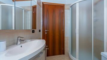 Dusche, Haartrockner, Bidet