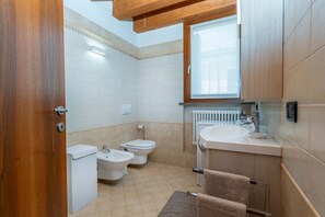 Shower, hair dryer, bidet - GuestHost - NEW RIDE APT - Starry Palmanova (Palmanova)