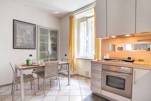 Microwave, oven, stovetop - Comfortable 55 sqm apartment that can accommodate up to 3 people located on the ground floor of a building (3 steps at the entrance). The apartment is located in the center of the city of Como, a few steps from Porta Torre, the fortress at the entrance t (Como)