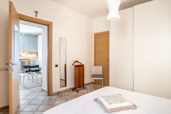 2 bedrooms, iron/ironing board, WiFi