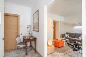 Living area - Comfortable 55 sqm apartment that can accommodate up to 3 people located on the ground floor of a building (3 steps at the entrance). The apartment is located in the center of the city of Como, a few steps from Porta Torre, the fortress at the entrance t (Como)