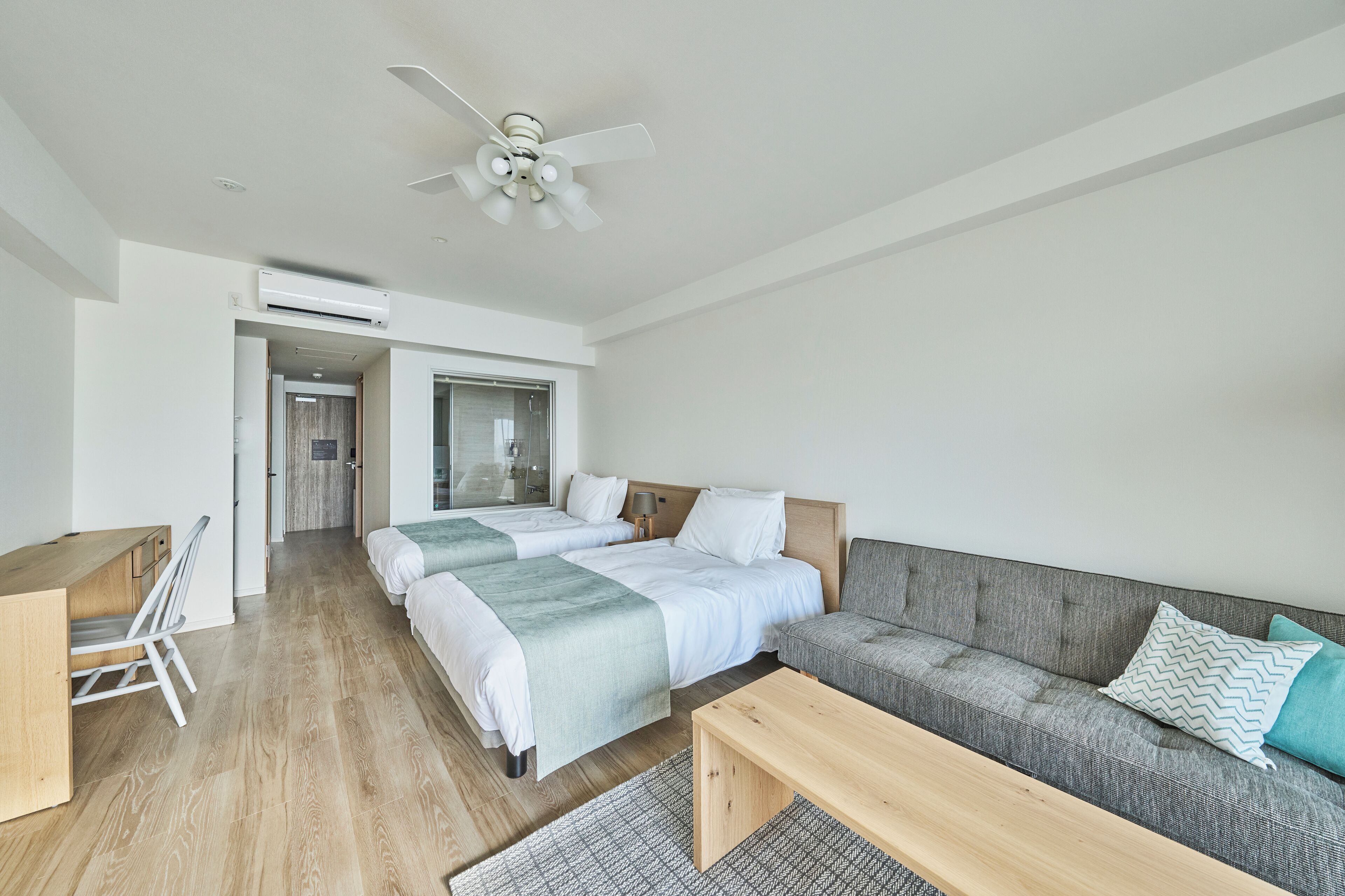 Deluxe Twin kamer, niet-roken, aan zee | Donsdekens, een kluis op de kamer, een bureau, gratis wifi