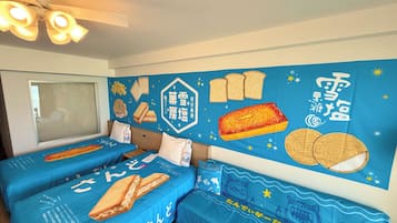 Ein Hotelzimmer mit zwei Betten, einem Deckenventilator und einer Wand, die mit Illustrationen von Lebensmitteln und japanischem Text verziert ist.