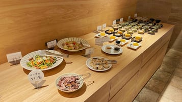 Tägliches Frühstücksbuffet (3300 JPY pro Person)