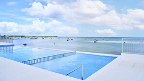Una piscina con vista al mar y al cielo.