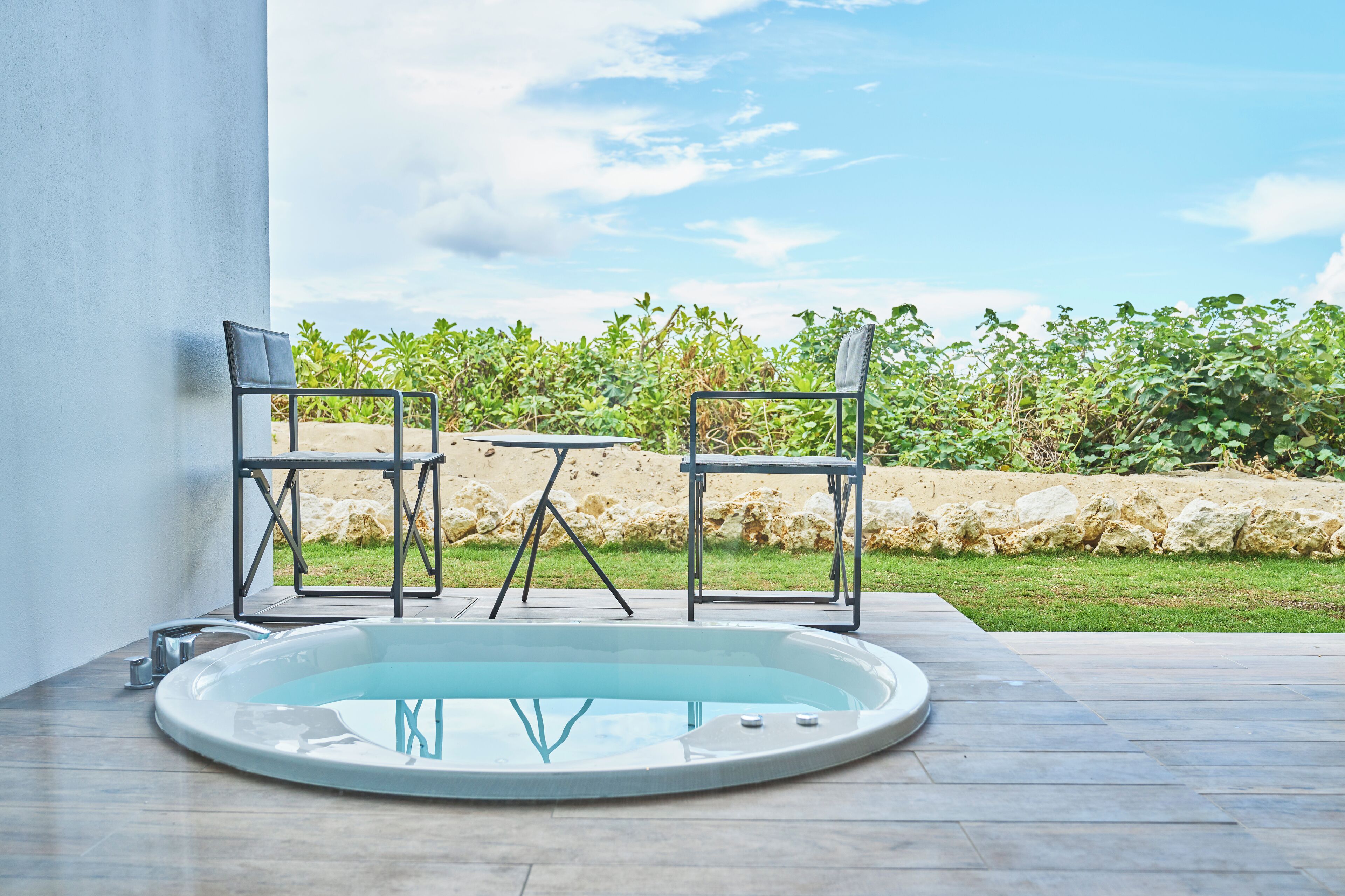 Twin kamer, niet-roken, bubbelbad (Private) | Donsdekens, een kluis op de kamer, een bureau, gratis wifi