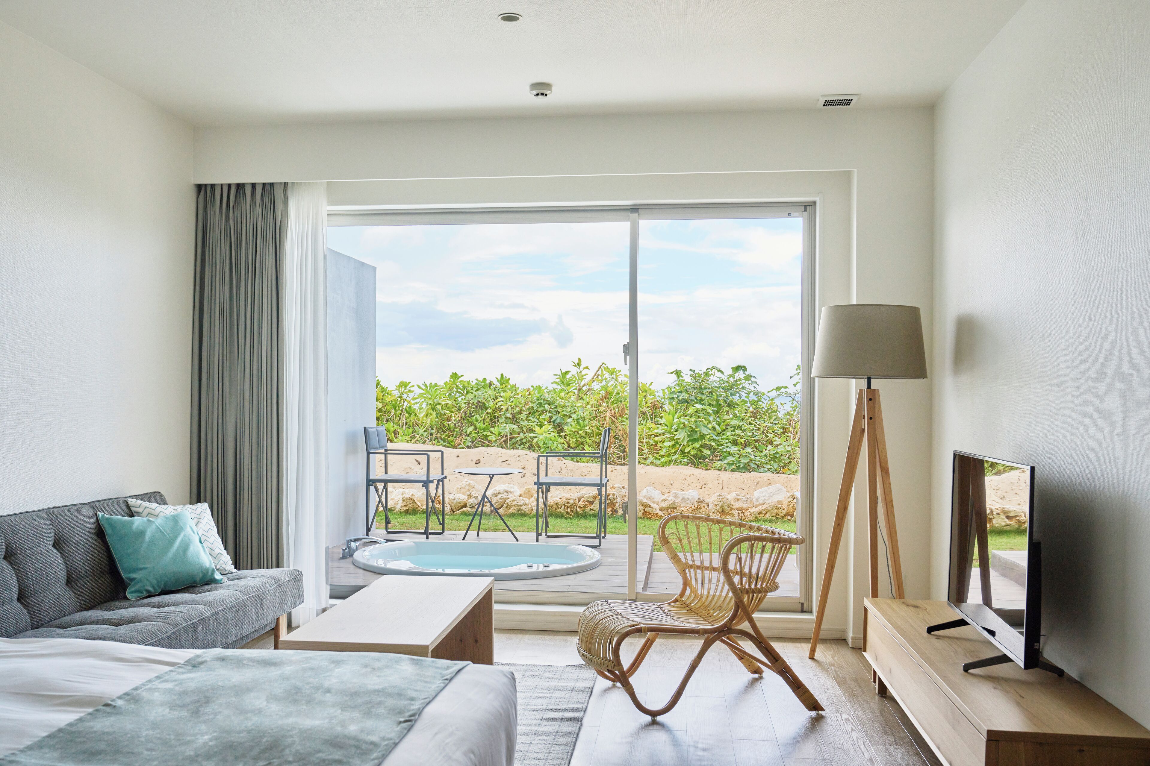 Cubrecamas, caja de seguridad en la habitación y escritorio 