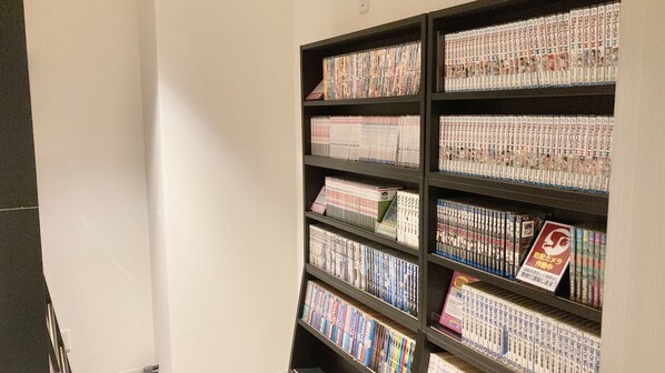 A bookshelf filled with manga volumes. - Watermark Hotel Okinawa Miyakojima (Miyakojima)