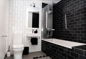 Apartment | Bathroom - Royal Wharf - 1 Bed - Balcony - River & City View (London)