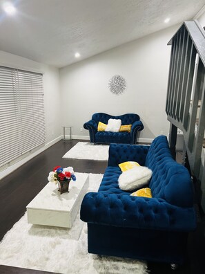 Smart TV, fireplace - A home away from home with Uniqueness (Sugar Land)