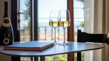 Elite-Zimmer | Hochwertige Bettwaren, Daunenbettdecken, Pillowtop-Betten, Minibar