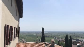 Un edificio con techos de tejas de arcilla y vistas a un paisaje lejano.