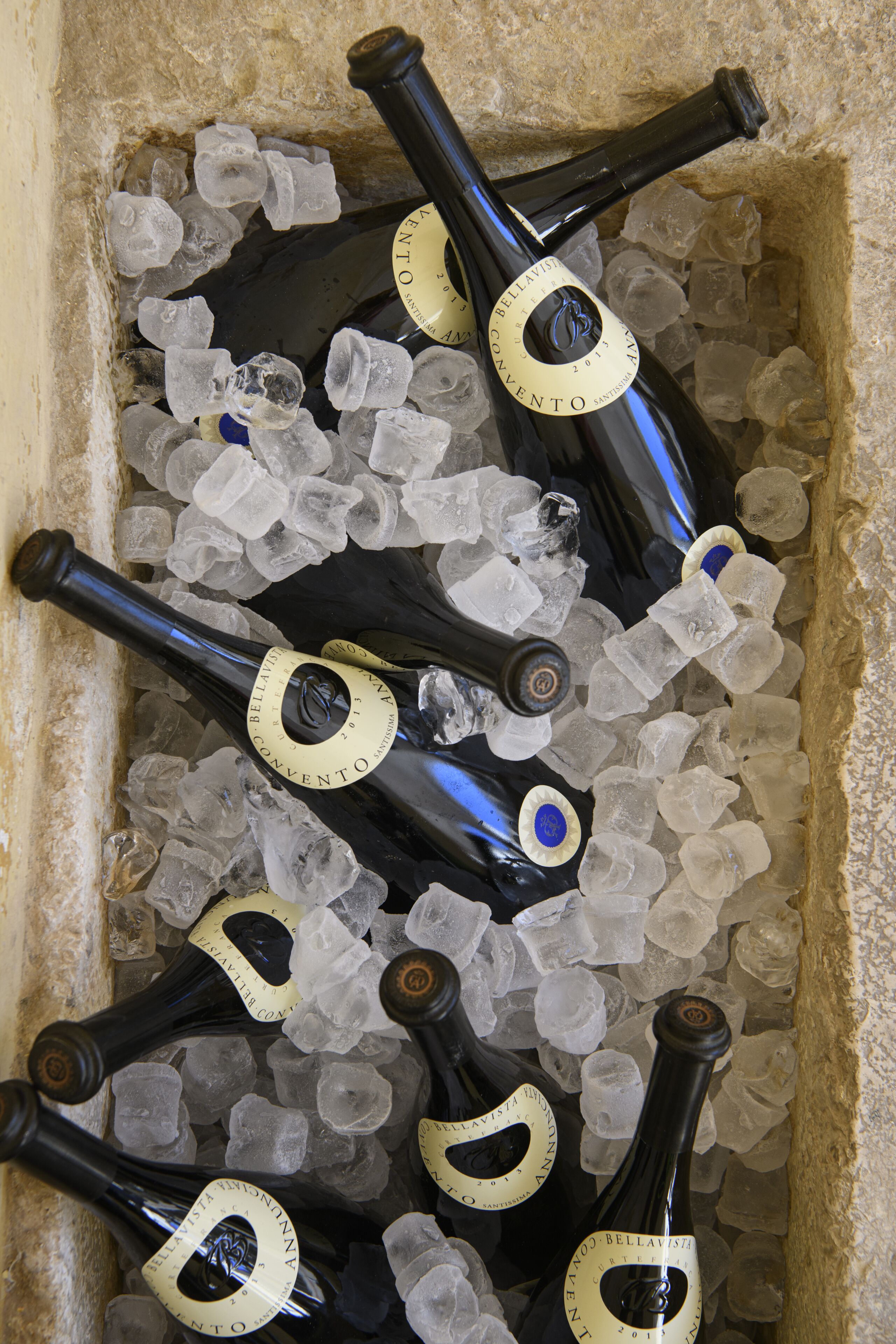Recipiente com gelo e várias garrafas de vinho.