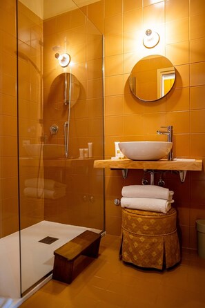 Comfort-Zimmer | Badezimmer | Designer-Toilettenartikel, Haartrockner, Bidet, Handtücher