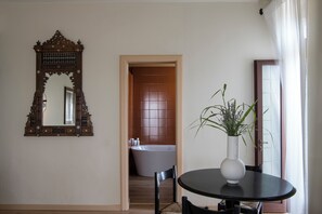 Habitación junior | Zona de estar | Una televisión de pantalla plana