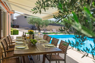 Pool, whirlpool, 12 persons, garden, children's playground,bicycles,table tennis