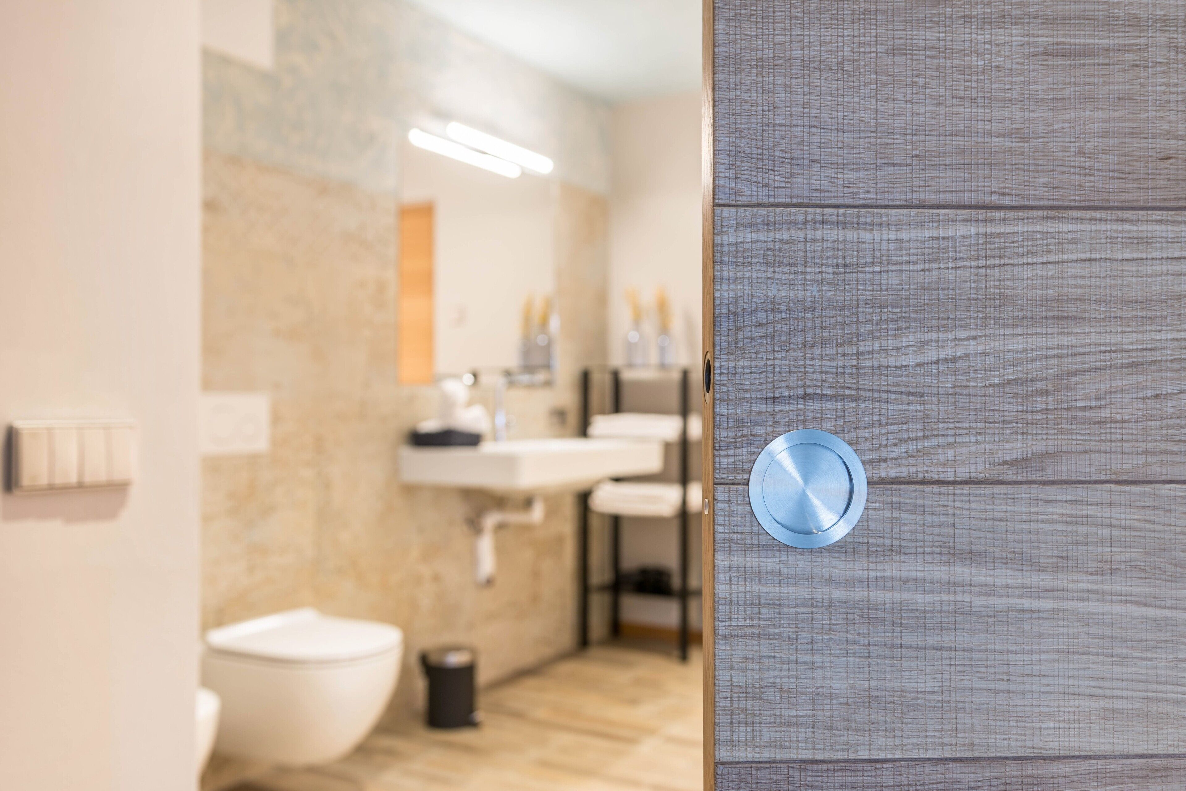 Une salle de bain avec des toilettes, un lavabo et un miroir.