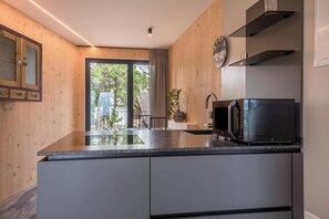 Frigorifero, microonde, forno, piano cottura