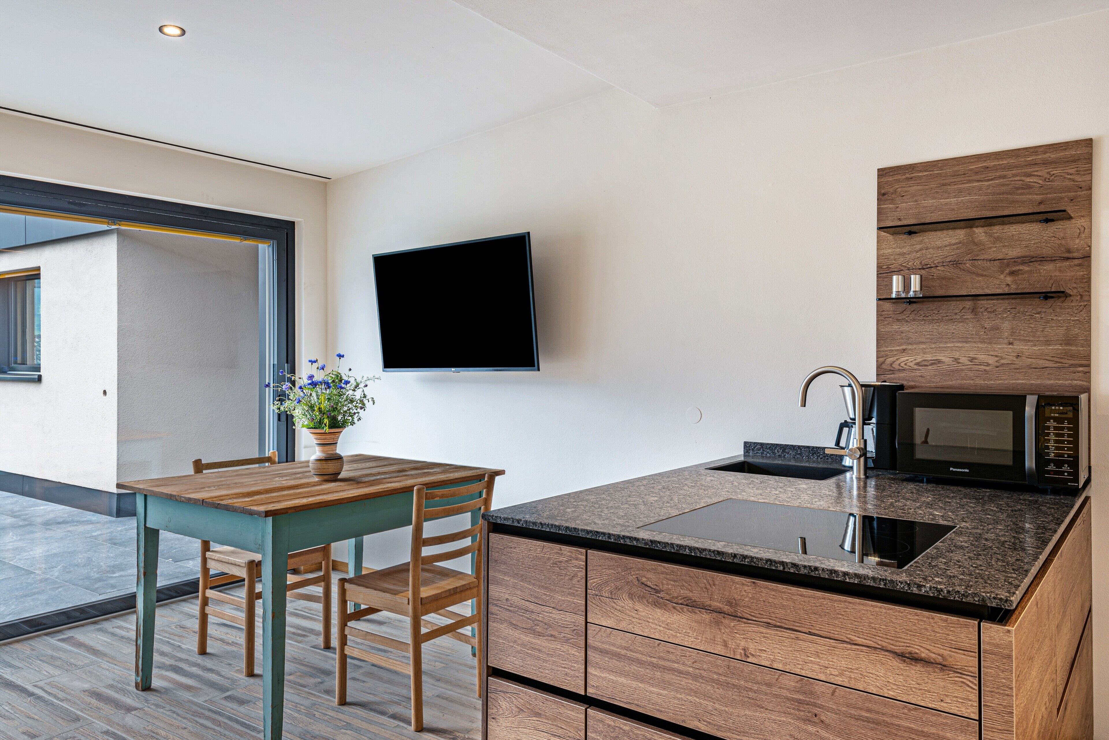 Kühlschrank, Mikrowelle, Herdplatte, Geschirrspüler