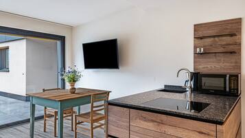 Kühlschrank, Mikrowelle, Herdplatte, Geschirrspüler