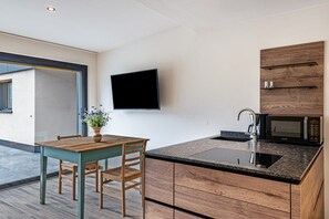 Frigorifero, microonde, piano cottura, lavastoviglie