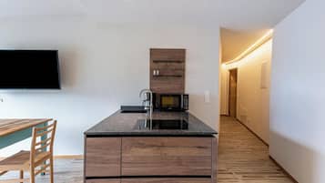 Kühlschrank, Mikrowelle, Herdplatte, Geschirrspüler