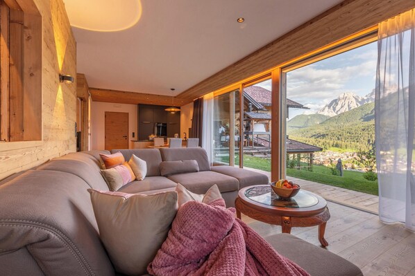 TV - Chalet Panorama Himmelreichhof with Mountain View, Shared Pool & Wi-Fi (San Candido)